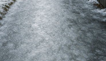 Ein vereister Gehweg in einer winterlichen Landschaft
